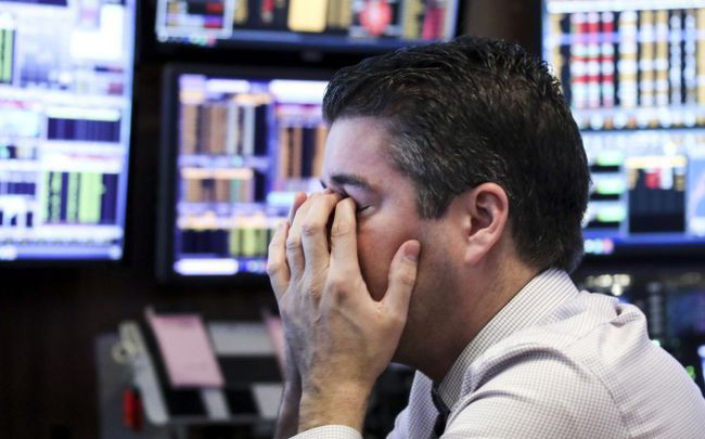 Việc Fed tiếp tục nâng lãi suất khiến giới đầu tư hoảng loạn, Dow Jones mất 500 điểm