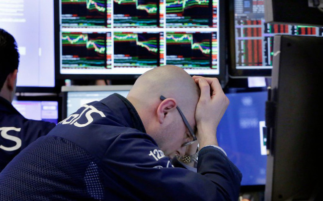 Dow Jones tiếp tục lao dốc, giá dầu giảm liên tiếp trong 12 phiên