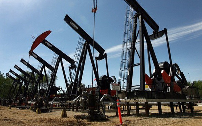 Dự trữ dầu tăng đang gây áp lực lên giá